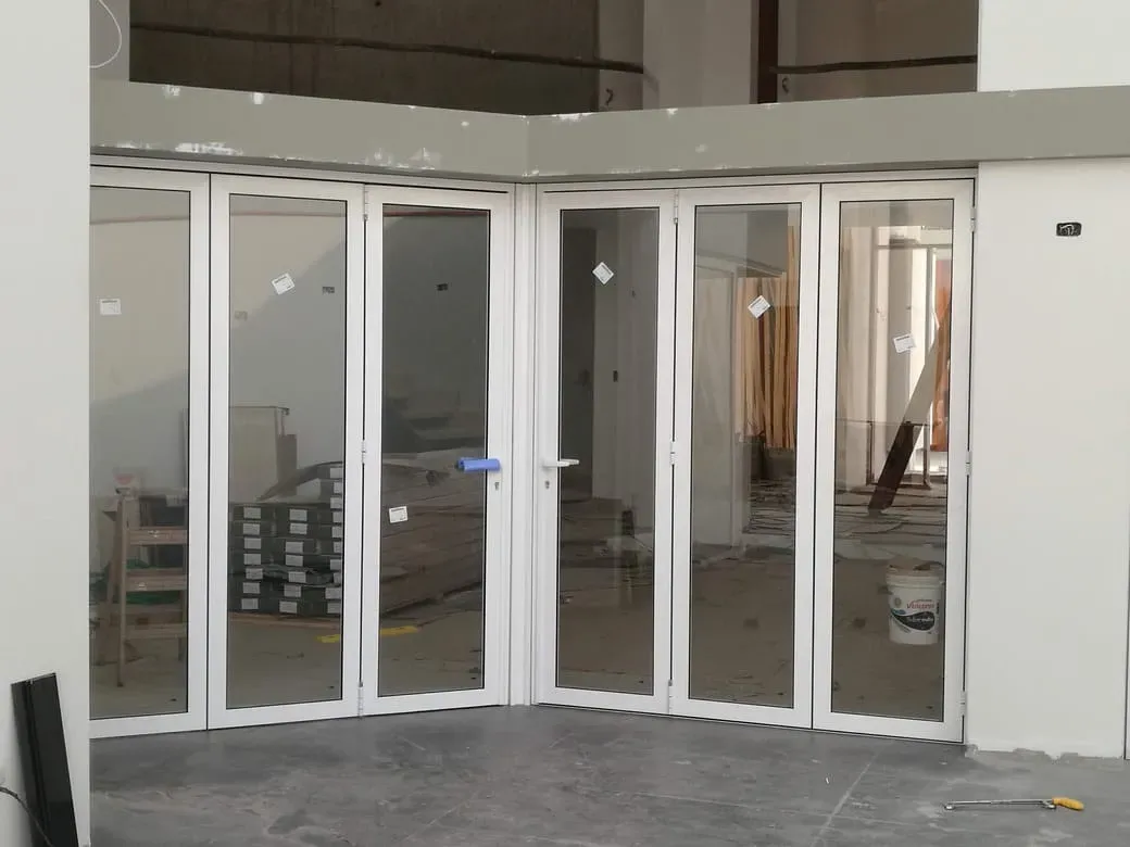 Mamparas plegables de aluminio blanco en esquina